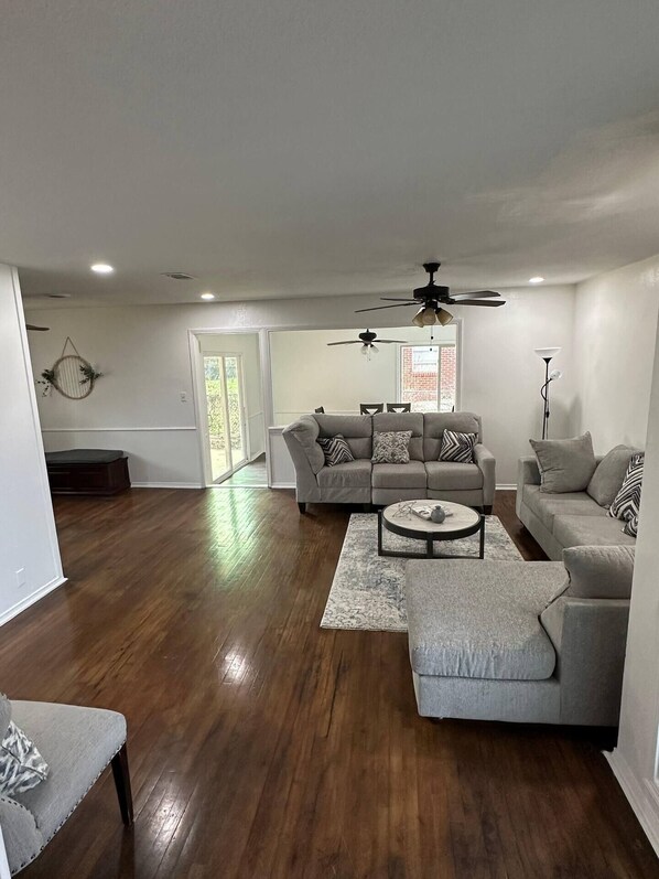 Smart TV - Glamorous Cozy Fort Worth Home (North Richland Hills)