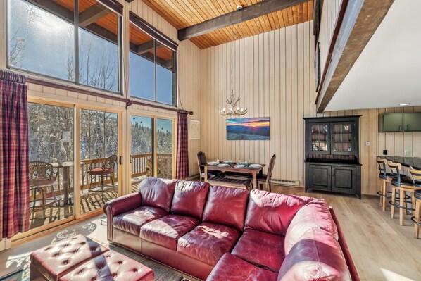 Smart TV, fireplace - Ski In/Out Condo w/ Pool & Spa 1073 (Steamboat Springs)