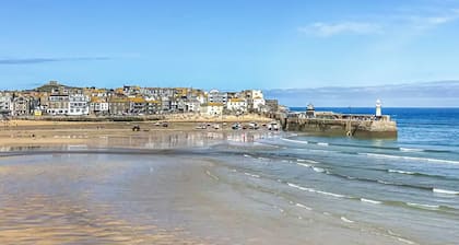 2 bedroom accommodation in Helston