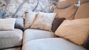 Ein Sofa mit mehreren Kissen in einem Wohnzimmer.