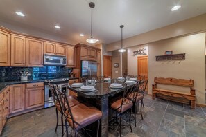Fridge, microwave, oven, stovetop - Walk to Ski, Snowbird Condo Near Canyon Lodge 454 (Mammoth Lakes)