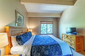 3 bedrooms, iron/ironing board, free WiFi, bed sheets