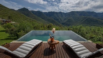 Indoor pool, 2 outdoor pools