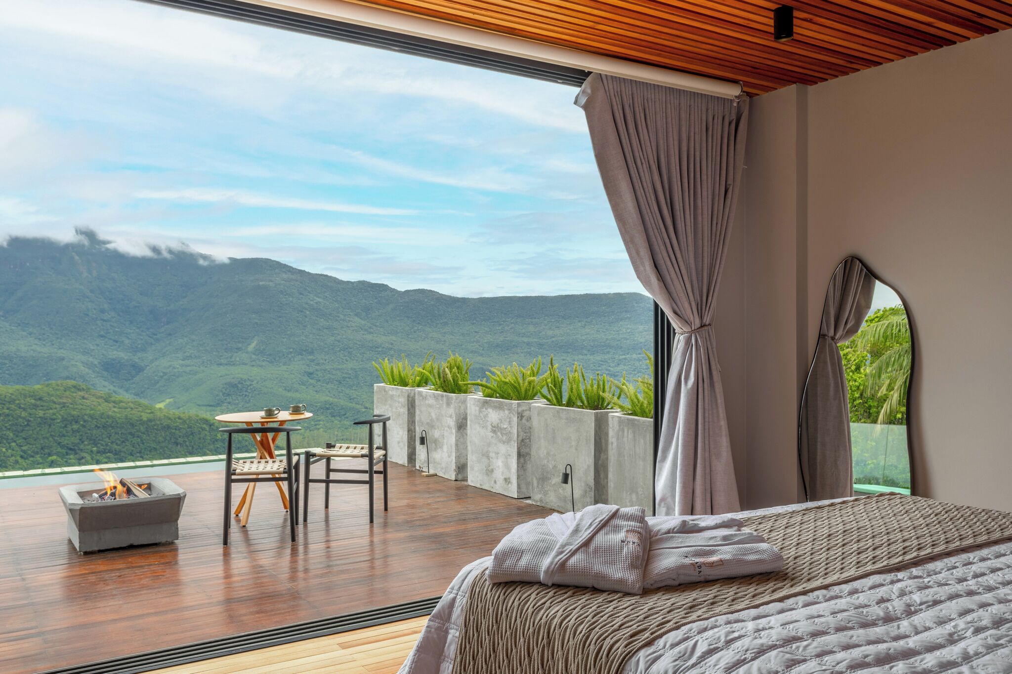 Suíte 01 | Cortinas blackout, ferros/tábuas de passar roupa, Wi-Fi de cortesia