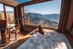 Jetted tub