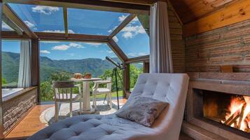 Chalé 06 | Cortinas blackout, ferros/tábuas de passar roupa, Wi-Fi de cortesia