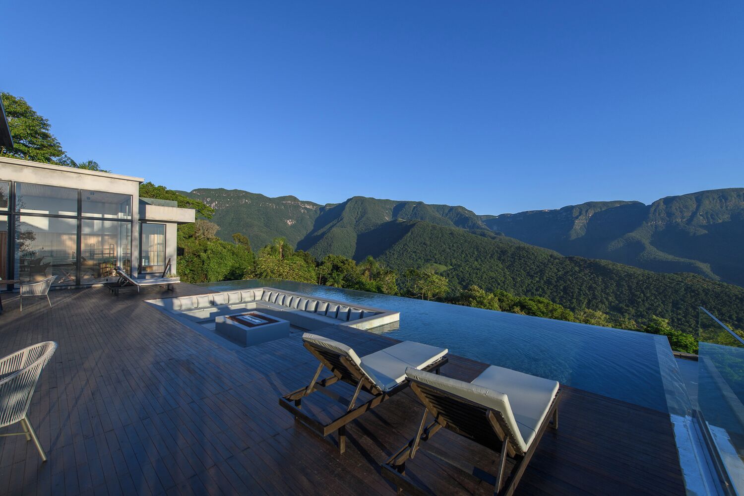 Piscina interna, 2 piscinas externas