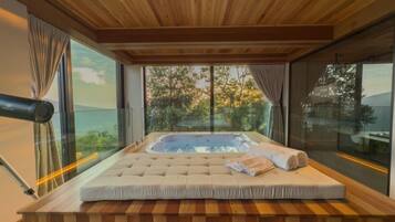 Bañera de hidromasaje privada