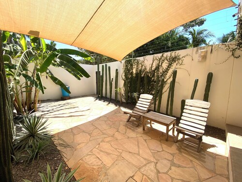 Luxurious 4-bedroom villa with Starlink,  AC, Pool, 1 min walk to the beach