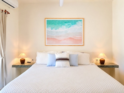 Luxurious 4-bedroom villa with Starlink,  AC, Pool, 1 min walk to the beach