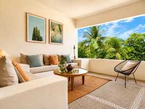 Smart TV, books - Luxurious 4-bedroom villa with Starlink, AC, Pool, 1 min walk to the beach (Santa Maria Colotepec)