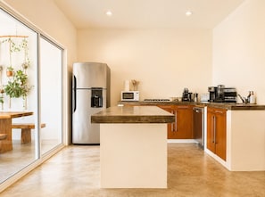 Coffee/tea maker, fridge, microwave, oven - Luxurious 4-bedroom villa with Starlink, AC, Pool, 1 min walk to the beach (Santa Maria Colotepec)