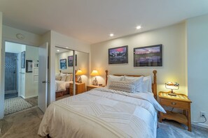 Iron/ironing board, free WiFi, bed sheets - Walk to Ski, Renovated, Spa, Pool & Tennis 406 (Mammoth Lakes)