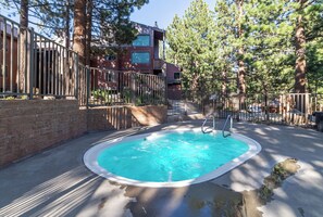Outdoor spa tub - Walk to Ski, Renovated, Spa, Pool & Tennis 406 (Mammoth Lakes)