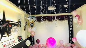 Una stanza decorata con palloncini e un cartello con scritto 'MARRY ME', a indicare un matrimonio o un evento romantico.