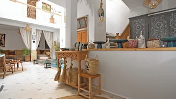 Mini réfrigérateur, machine à expresso, cafetière/bouilloire
