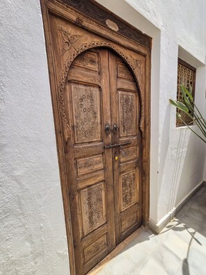 Deluxe Double or Twin Room, Courtyard View | Egyptian cotton sheets, premium bedding, down comforters - Riad Larbi Khalis (Marrakech)