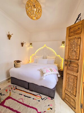 Habitación Deluxe con 1 cama doble o 2 individuales | Sábanas de algodón egipcio y ropa de cama de alta calidad