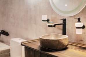 Sèche-cheveux, serviettes fournies, savon, papier toilette