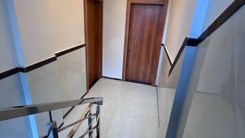 En 32-tommers smart-TV med kabel-kanaler