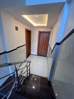 تلفزيون ذكي بحجم 32-بوصة يعرض قنوات تلفزيونية باشتراك مدفوع