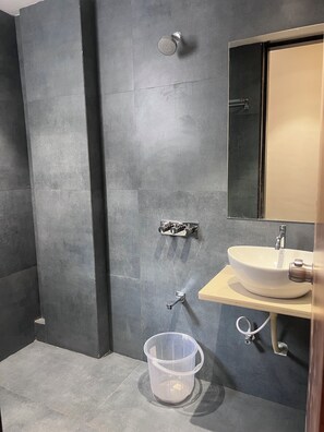 Shower, towels, soap, shampoo - HOTEL RUDRAKSH (Rahata)