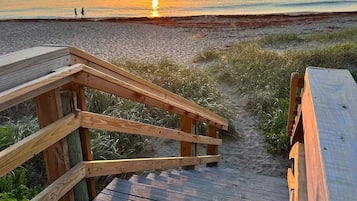 Chaises longues, serviettes de plage