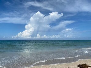 Sun-loungers, beach towels - 2 bedroom 2 Bath Home w/Pool and beach access! (Jensen Beach)