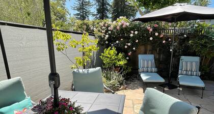 Charming 2-bed cottage in fabulous Napa. Walk to downtown with WiFi, AC
