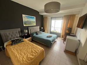 Chambre Triple Standard, balcon, vue ville | Wi-Fi gratuit