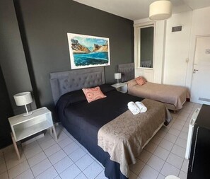 Standard-Dreibettzimmer, Balkon, Stadtblick | Badezimmer