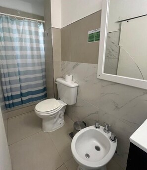 Standard Triple Room, Balcony, City View | Bathroom - Ventia Hotel Comodoro (Comodoro Rivadavia)