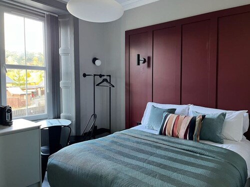 Stylish studio room, king, en-suite & kitchenette (room1)