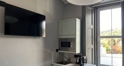 Stylish studio room, king, en-suite & kitchenette (room1)