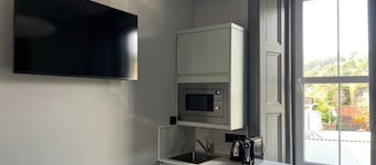 Stylish studio room, king, en-suite & kitchenette (room1)