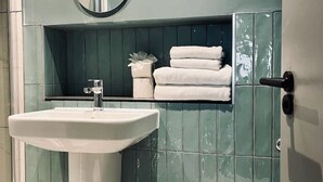 Bathroom - Stylish studio king room, en-suite & kitchenette (room 2) (Innerleithen)