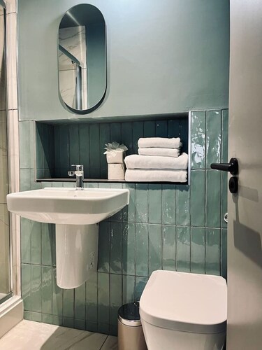 Stylish studio king room, en-suite & kitchenette (room 2)