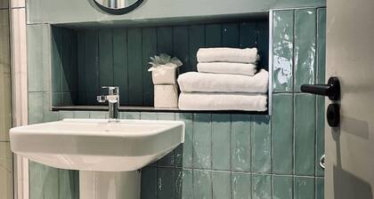 Stylish studio king room, en-suite & kitchenette (room 2)