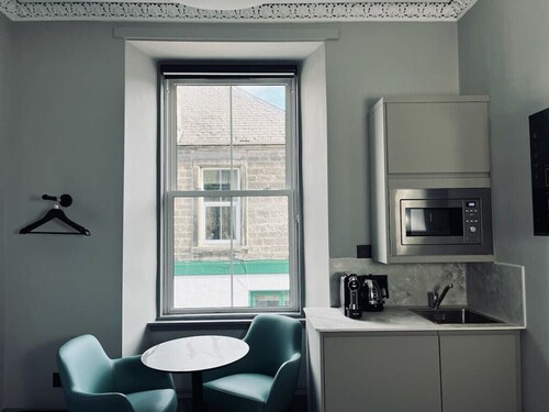 Stylish studio king room, en-suite & kitchenette (room 2)