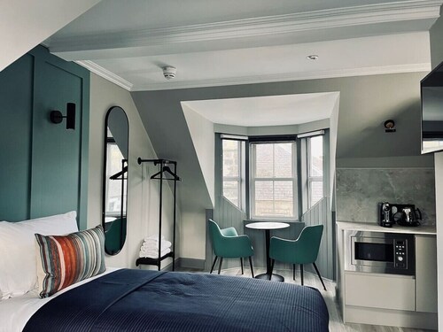 Stylish studio room, twin, en-suite & kitchenette