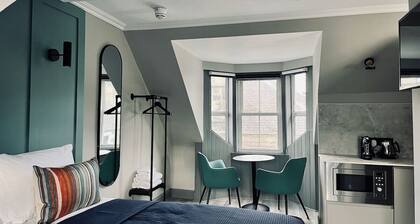 Stylish studio room, twin, en-suite & kitchenette