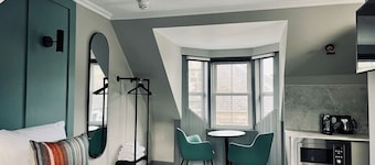 Stylish studio room, twin, en-suite & kitchenette