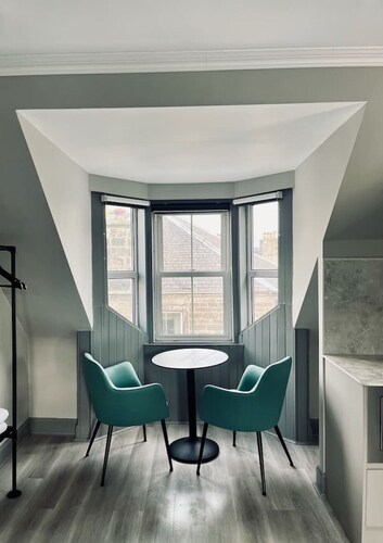 Stylish studio room, twin, en-suite & kitchenette