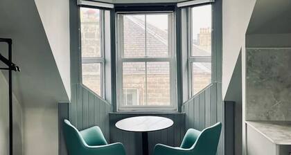 Stylish studio room, twin, en-suite & kitchenette