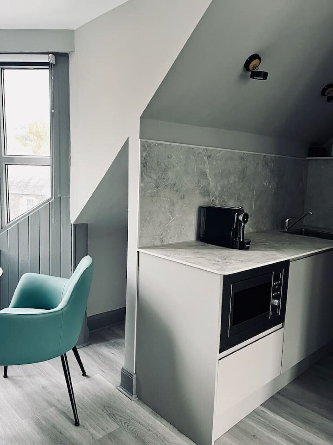 Mikrobølgeovn, kokeplater, kaffetrakter/tekoker og kjøkkenutstyr