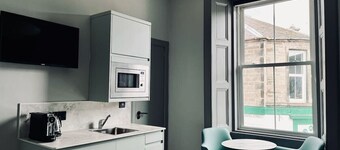 Stylish studio room, king, en-suite & kitchenette (room 3)