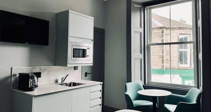 Stylish studio room, king, en-suite & kitchenette (room 3)