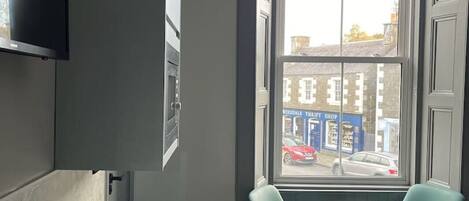 Kühlschrank, Mikrowelle, Herdplatte, Wasserkocher mit Kaffee-/Teezubehör