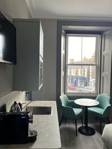 Stylish studio room, king, en-suite & kitchenette (room 3)