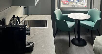 Stylish studio room, king, en-suite & kitchenette (room 3)
